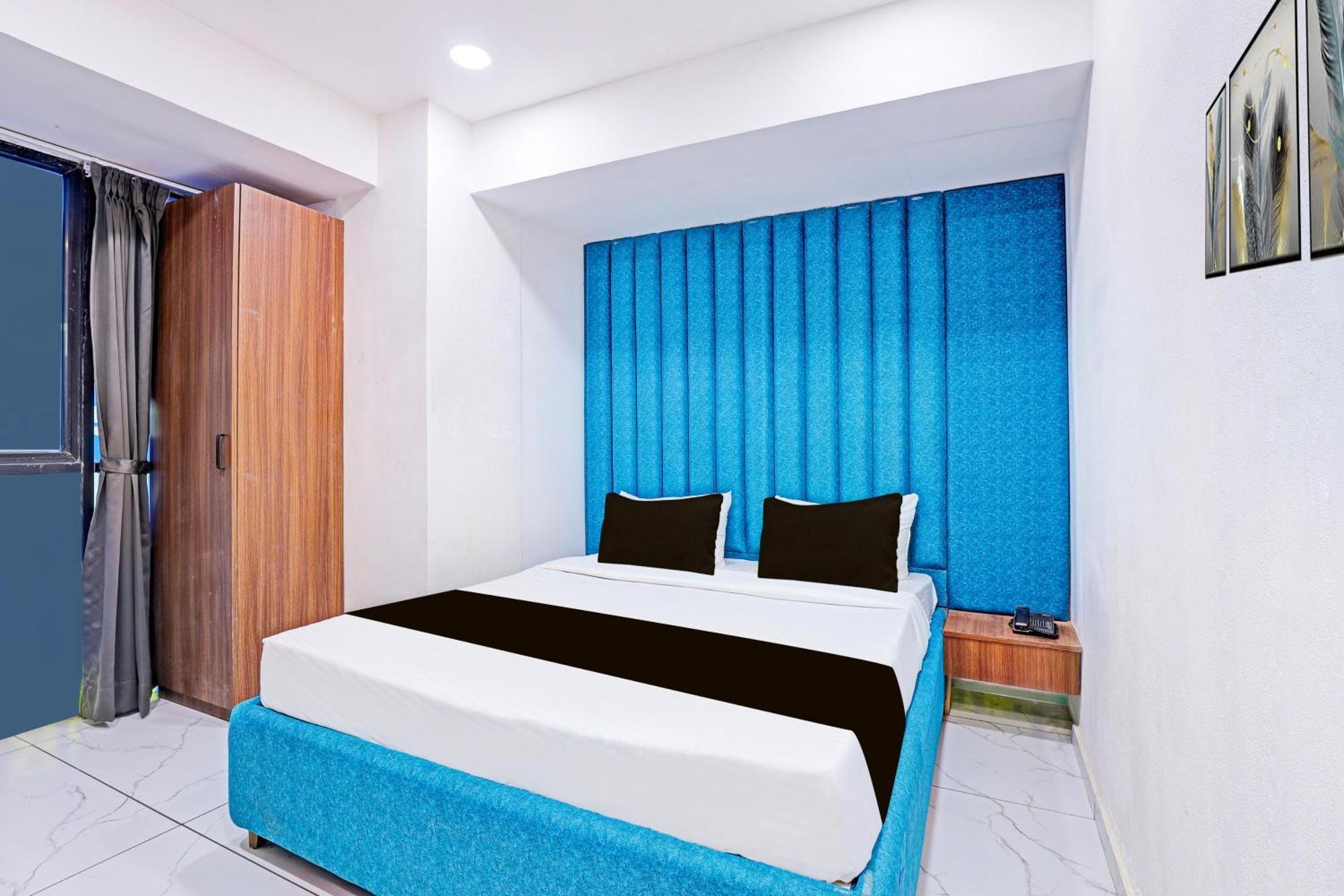Super Hotel O Althan Formerly Hotel Niraant Surat Bagian luar foto