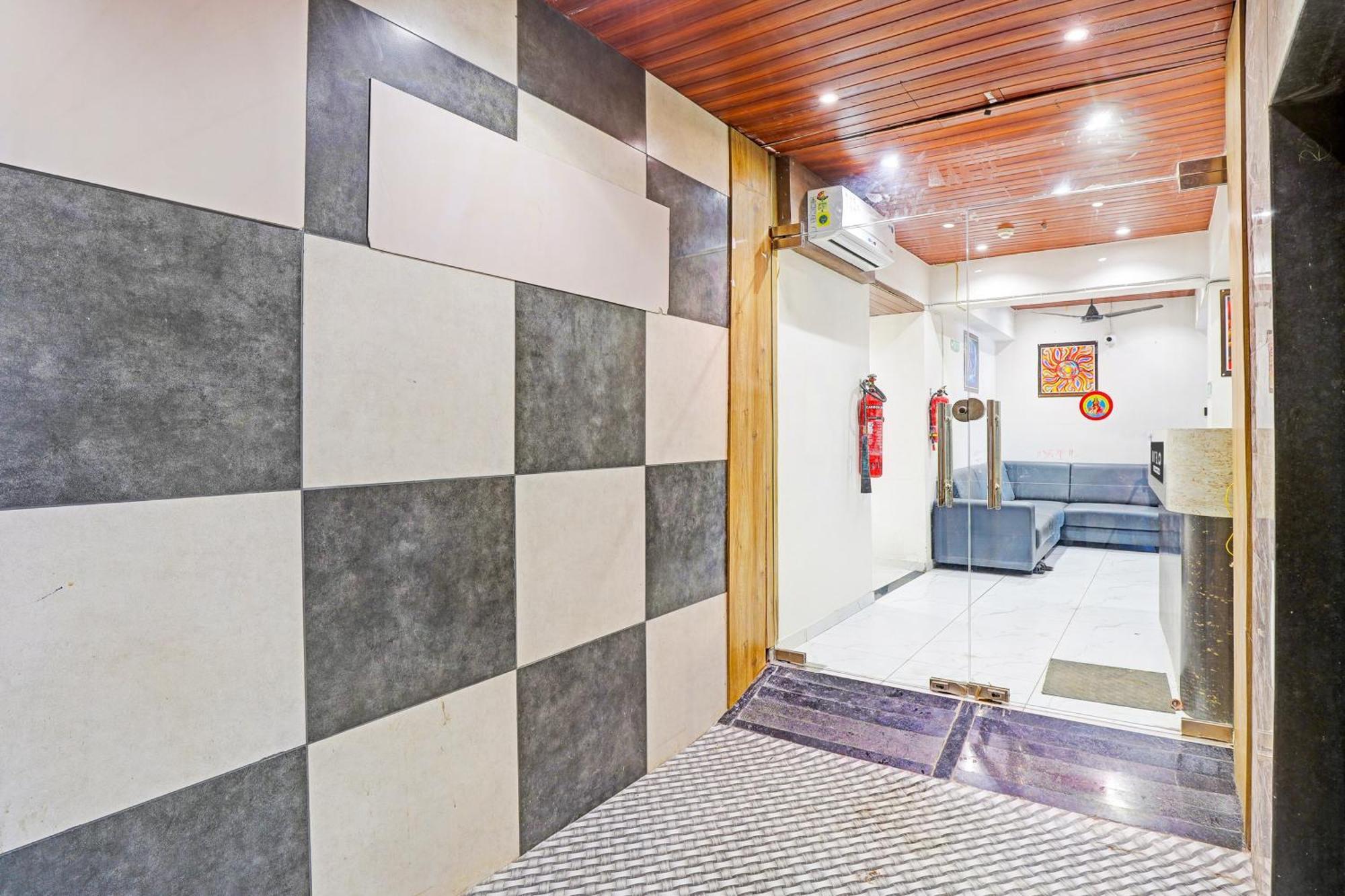 Super Hotel O Althan Formerly Hotel Niraant Surat Bagian luar foto