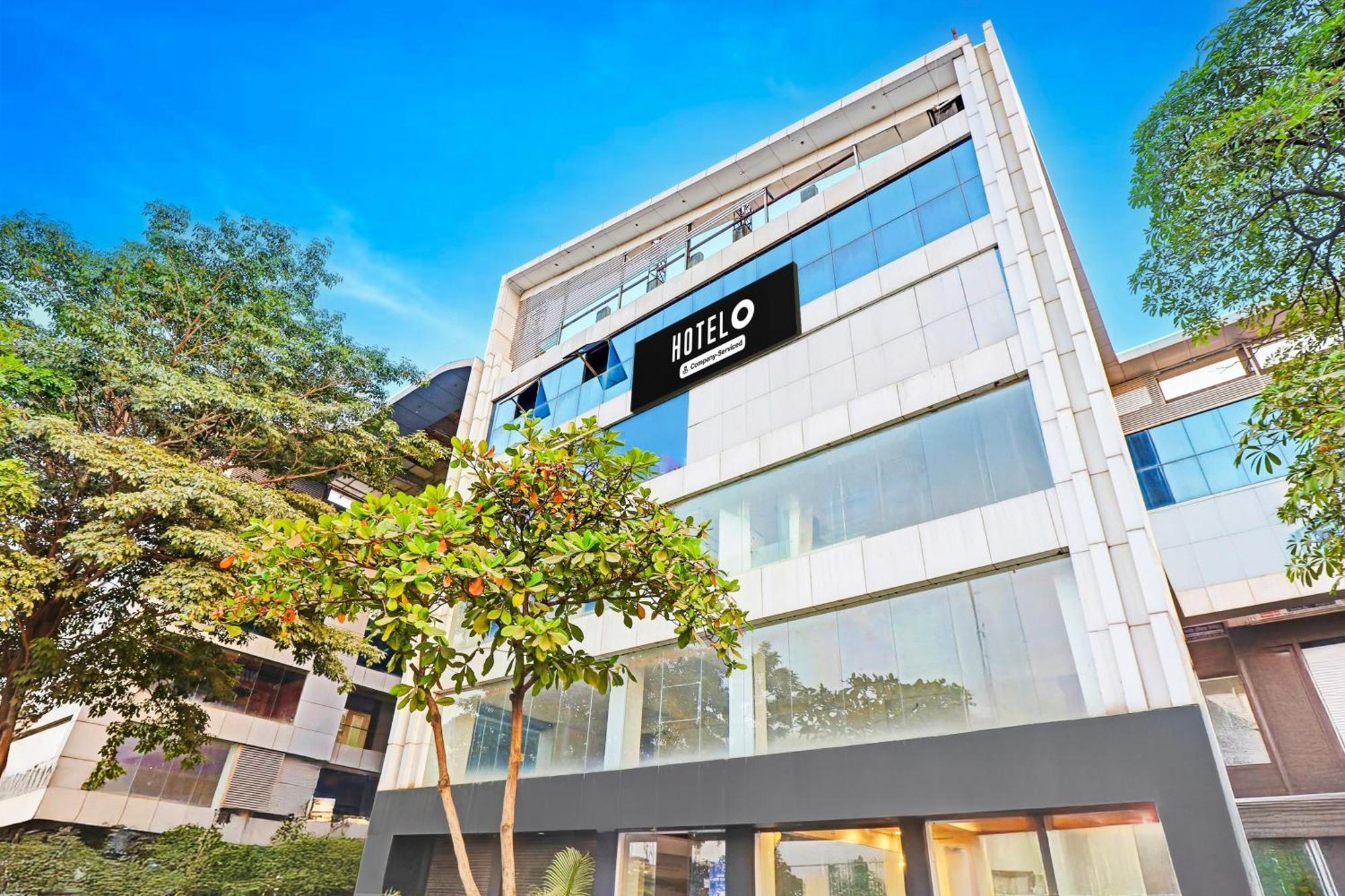Super Hotel O Althan Formerly Hotel Niraant Surat Bagian luar foto