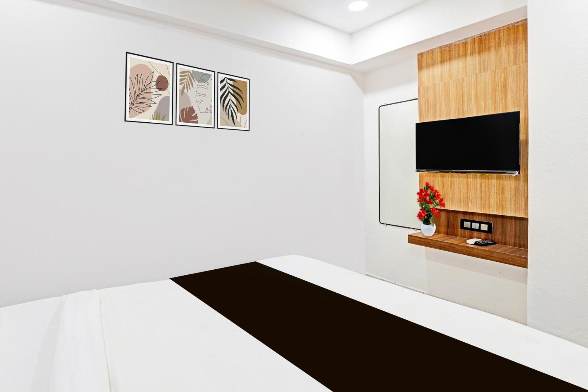 Super Hotel O Althan Formerly Hotel Niraant Surat Bagian luar foto