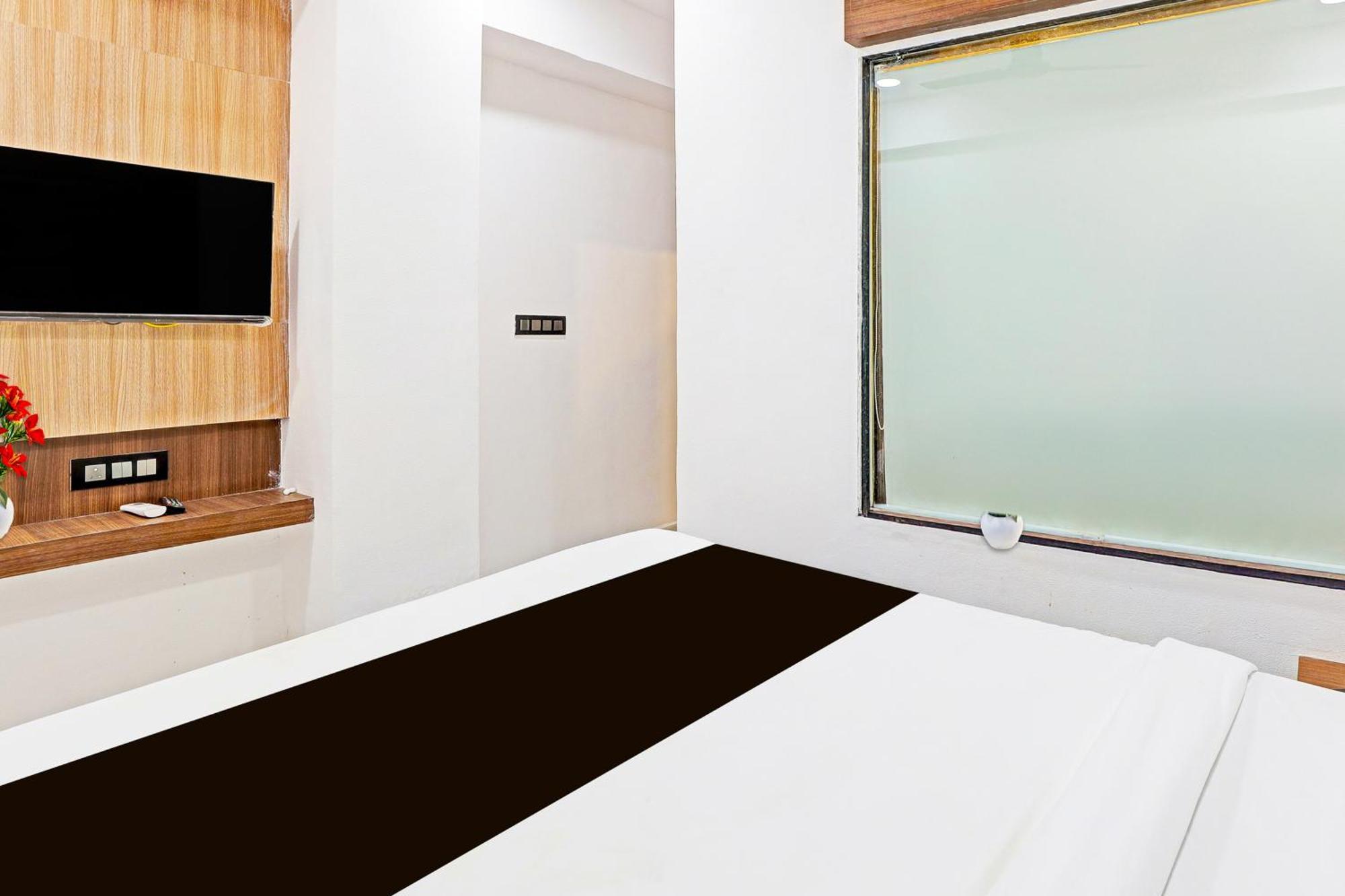 Super Hotel O Althan Formerly Hotel Niraant Surat Bagian luar foto