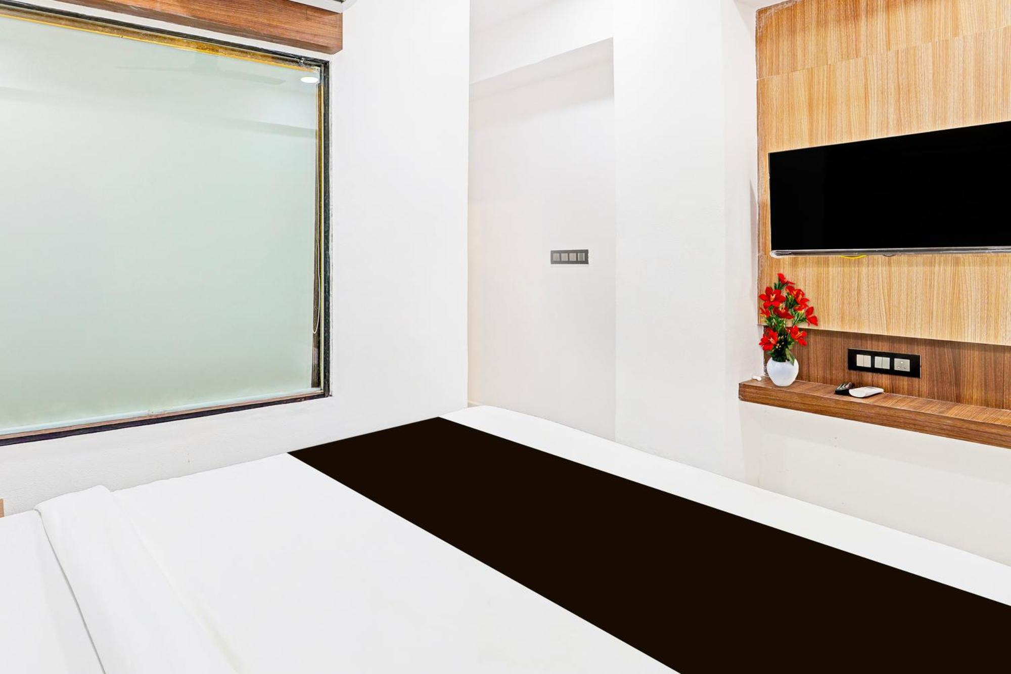 Super Hotel O Althan Formerly Hotel Niraant Surat Bagian luar foto