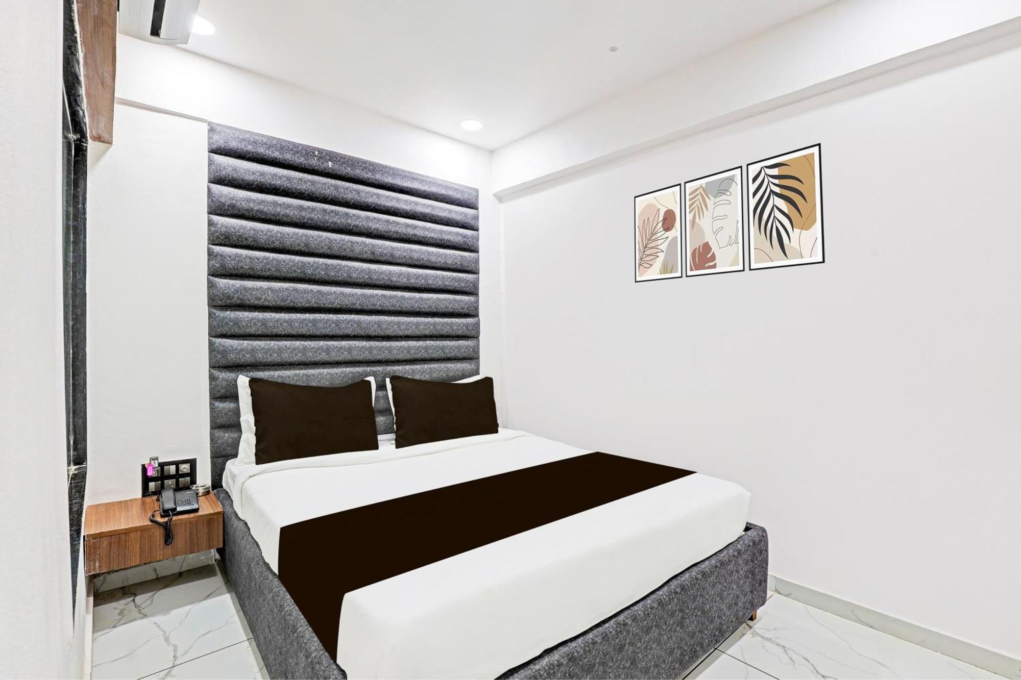 Super Hotel O Althan Formerly Hotel Niraant Surat Bagian luar foto