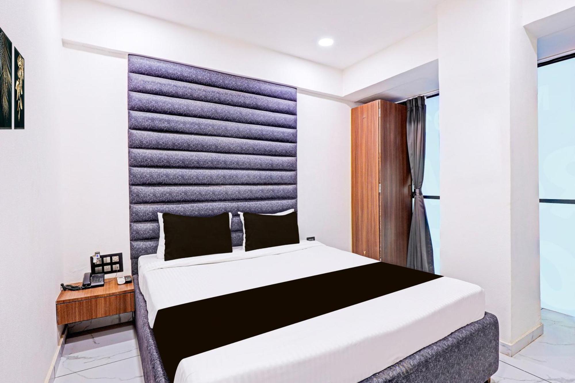 Super Hotel O Althan Formerly Hotel Niraant Surat Bagian luar foto