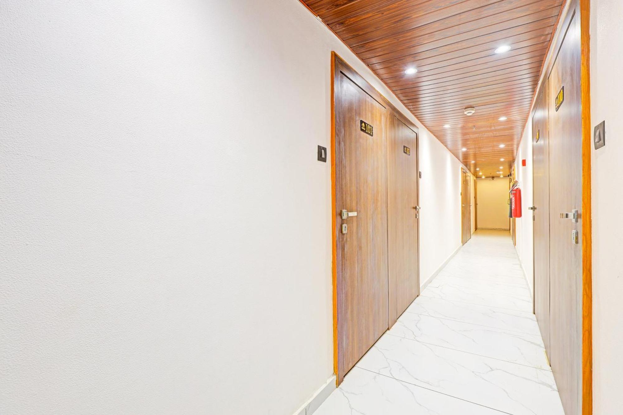 Super Hotel O Althan Formerly Hotel Niraant Surat Bagian luar foto